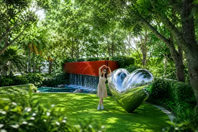 Tiểu cảnh check-in và thác nước nhân tạo trên bãi cỏ
