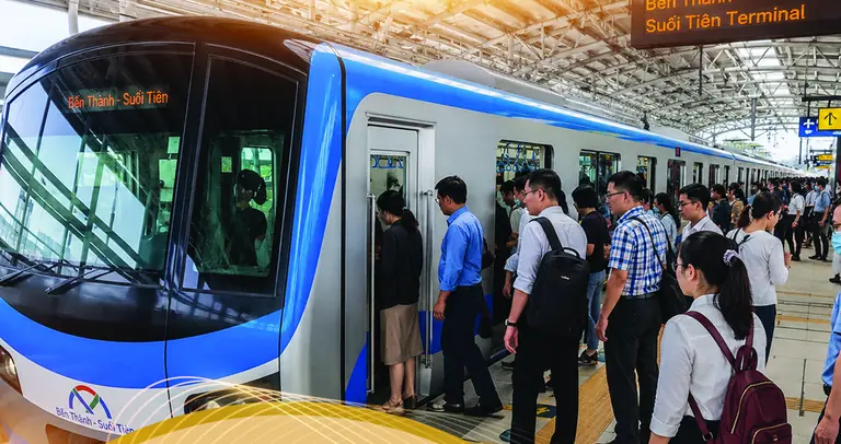 Hành khách lên tàu metro số 1 Bến Thành – Suối Tiên