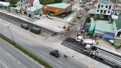 Xe bồn bê tông ra vào công trường